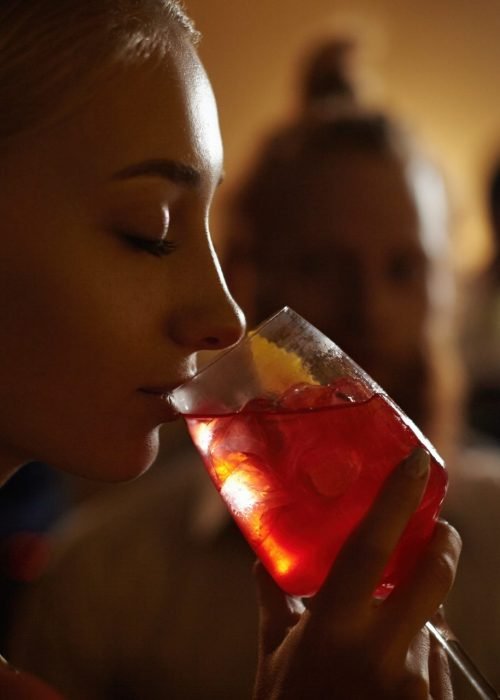 close-up-profile-of-glamorous-blonde-girl-enjoying-fresh-fruit-drink-sitting-at-bar-counter-next-to.jpg comida sencilla